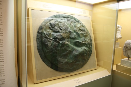 Σπαρτιατική ασπίδα από την μάχη της Πύλου_425 πΧ_μουσείο Στοάς Αττάλου