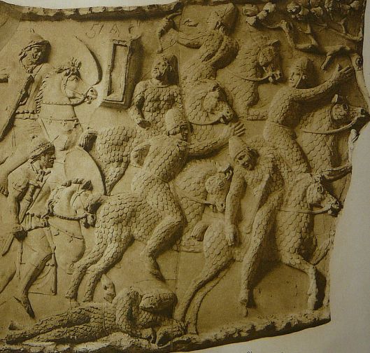 Απεικόνιση των Σαρματικών κατάφρακτων καταδιωκόμενων από  Ρωμαϊκό ιππικό κατά τη διάρκεια των Παρθικών πολέμων_101 μ.Χ._Στήλη του Τραϊανού στη Ρώμη
