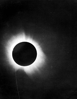 Μια από τις φωτογραφίες της ολικής έκλειψης, η οποία περιλαμβάνεται στην αναφορά του Eddington για την επιτυχή μελέτη της που επιβεβαίωνε την θεωρία του Αϊνστάιν, ότι το φως καμπυλώνεται.