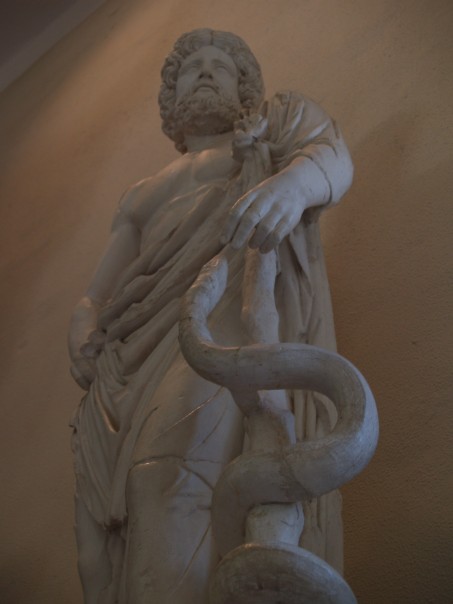 Άγαλμα του Ασκληπιού το οποίο εκτίθεται στο μουσείο της Επιδαύρου._ wikipedia