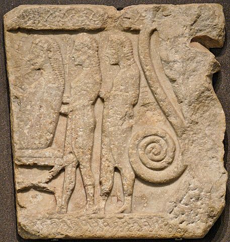 Ανάγλυφο από τη Σαμοθράκη που εικονίζει τον Αγαμέμνονα να μυείται στα μυστήρια των Καβείρων. Περ. 560 Π.Κ.Ε., Λούβρο (wikipedia)