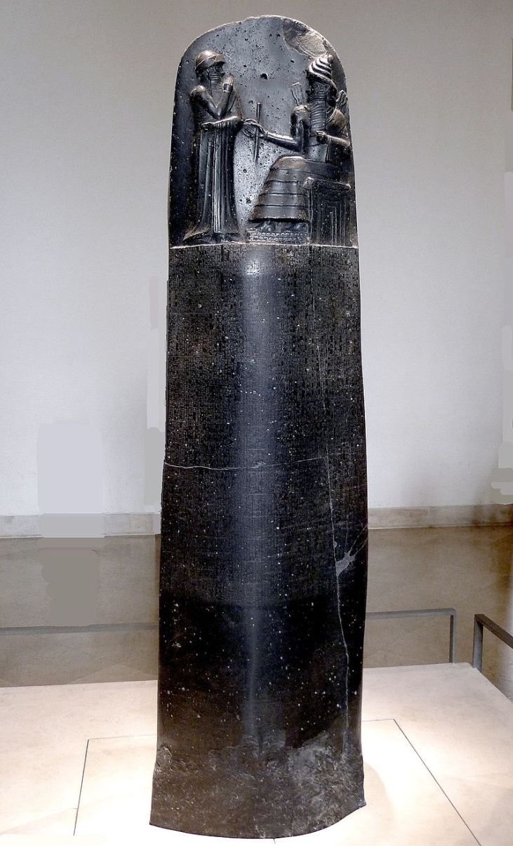 Στήλη από βασάλτη στο κάτω μέρος της οποίας είναι χαραγμένος ο κώδικας Χαμμουραμπί_μουσείο Λούβρου_πηγή wikipedia